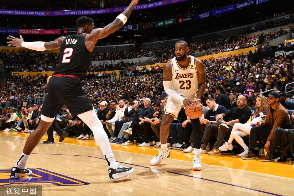 球迷不仅看 球迷不仅看