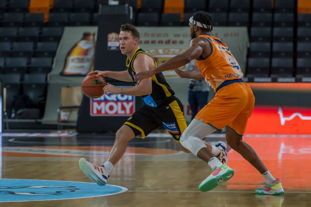 对决即将展 对决即将展